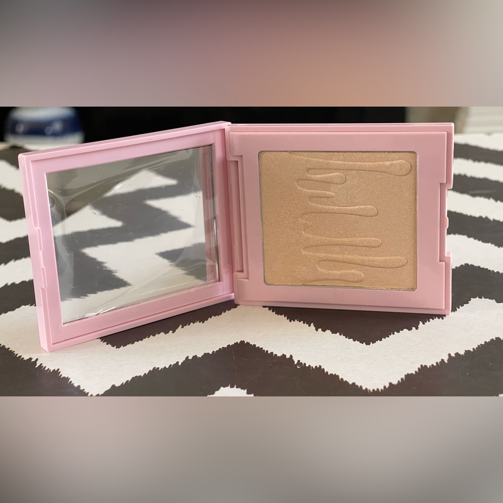 Kylie Cosmetics Ice Me Out Illuminating Powder - Picture 4 of 4